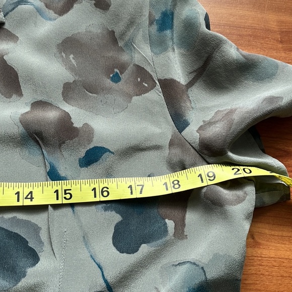 Casual Corner women’s silk floral button down blouse office workwear Size 12 - Picture 6 of 7